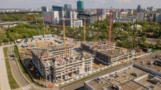 Widok z drona na warszawskie Central Garden Apartments