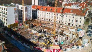 W Śródmieściu powstaje luksusowy apartamentowiec z zaokrąglonym narożnikiem
