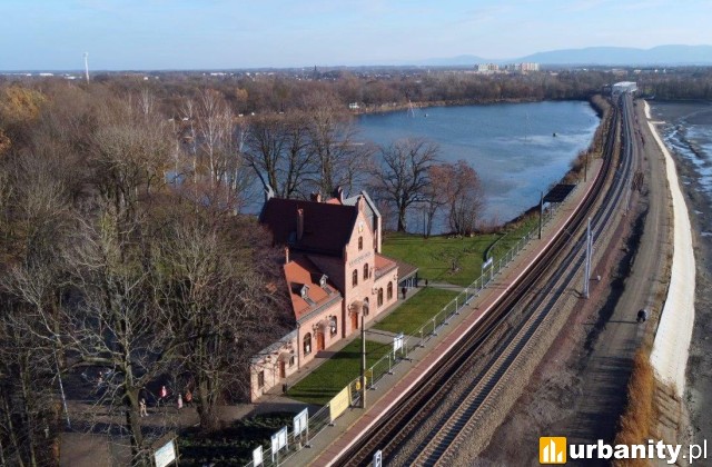 Budynek dworcowy w Goczałkowicach-Zdrój z widokiem na staw, fot. Rafał Rokowski