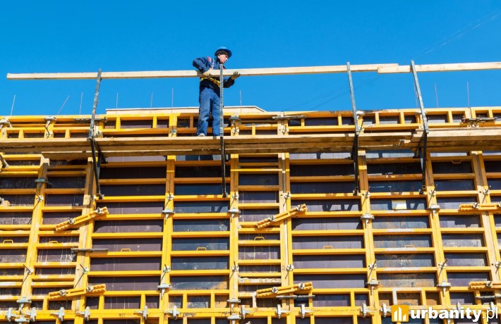 Dlaczego coraz więcej firm rezygnuje z własnych szalunków na rzecz hybrydowego modelu pracy?