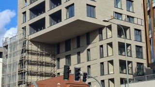Mieszkania ponad kapitanatem. Nietypowa budowa w Poznaniu coraz bliżej finału