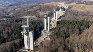 Gotowe podpory najwyższej estakady w Polsce. 80-metrowe filary i ponad kilometr długości
