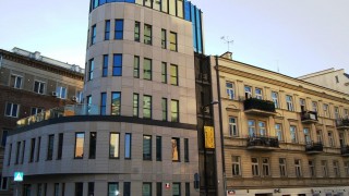 Niewielki biurowiec Kopernika 21 w centrum Warszawy