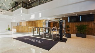 Zmienione wnętrze biurowca w Warszawie