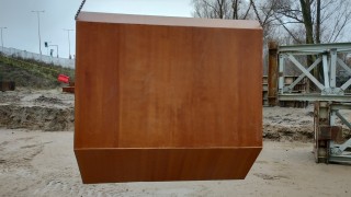 Ogromny żuraw pomoże przy montażu konstrukcji stalowych mostu na Pragę