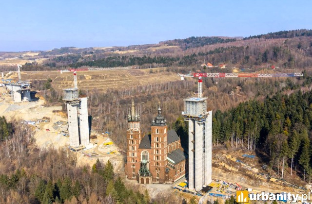 Porównanie wysokości wież Bazyliki Mariackiej w Krakowie i filarów estakady ES-26 na S19 Babica - Jawornik