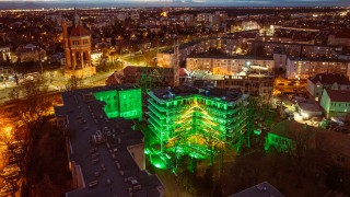 Zabytkowy dawny szpital zmienia się w nowoczesny kompleks apartamentowy. Centralny budynek z największą choinką