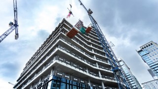 Coraz pełniejsze Browary Warszawskie. Najwyższy budynek z wiechą