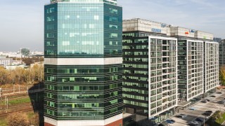 Blisko 90-metrowa szklana wieża na Ochocie przechodzi modernizację