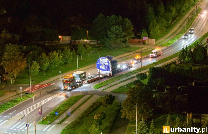 90-tonowy gigant dotarł do Iławy. Zamontowano go w powstającej fabryce, fot. materiały rpasowe