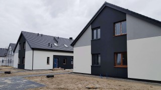 Kolejne domy powstają w ramach osiedla w pobliżu trzech jezior w Poznaniu