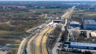 Największa operacja tego typu w Polsce. Gigantyczna konstrukcja przeciskana pod torami