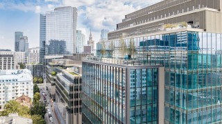 Szwedzi kupują biurowiec w centrum Warszawy za ponad 360 mln zł