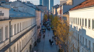 Reprezentacyjna ulica w centrum Warszawy wypiękniała. Teraz to nowe miejsce spotkań i odpoczynku