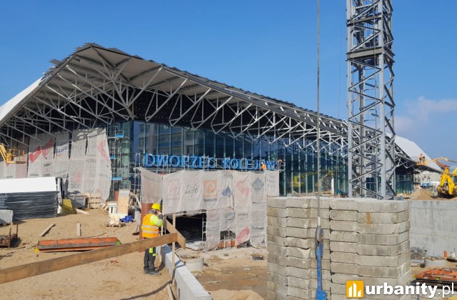 Zamontowano neon na olsztyńskim dworcu, fot. SBD PKP S.A.