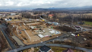 Najnowsze zdjęcia z budowy dużego parku handlowego na przedmieściach Karpacza