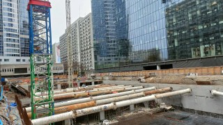 Około 11 metrów poniżej poziomu terenu. Powstaje apartamentowiec w gęstej zabudowie Śródmieścia