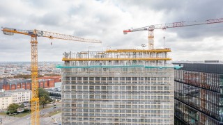 Na biurowcu Nowy Rynek E w Poznaniu zawisła wiecha