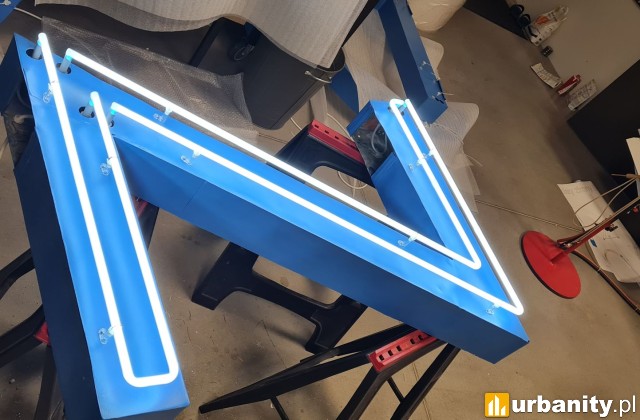 Zamontowano neon na olsztyńskim dworcu, fot. SBD PKP S.A.