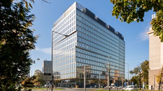 Firma z największą na świecie flotą aut elektrycznych z nowym biurem w Warszawie