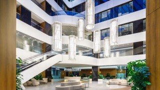 Nowe, funkcjonalne lobby w Warsaw Trade Tower z imponującymi żyrandolami z kryształów