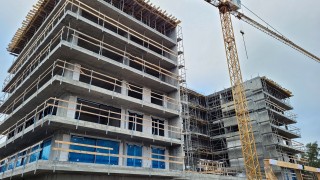 Apartamentowiec w nadmorskim Darłówku już na półmetku