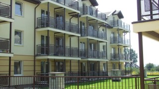 Świerkowa Aleja w Zamościu z kolejnym budynkiem