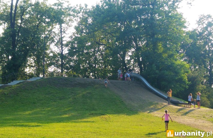 Plac zabaw, który podnosi prestiż osiedla, fot. elstal.com.pl