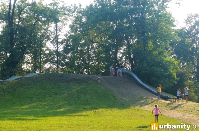 Plac zabaw, który podnosi prestiż osiedla, fot. elstal.com.pl