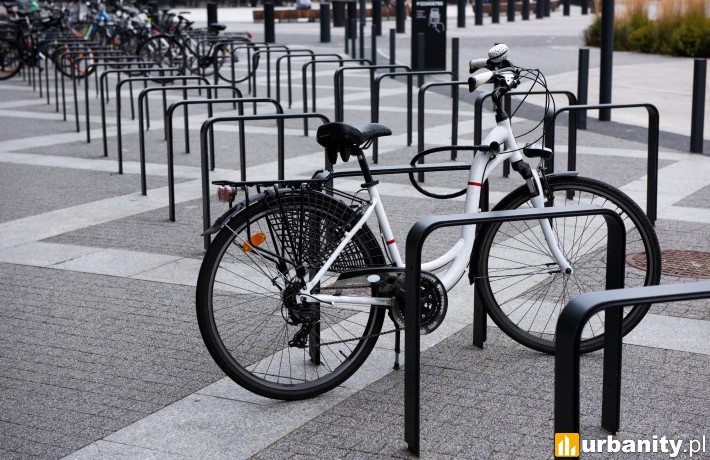 Stojaki rowerowe typu U, szeregowe czy spiralne – który model wybrać?, fot. grafika partnera