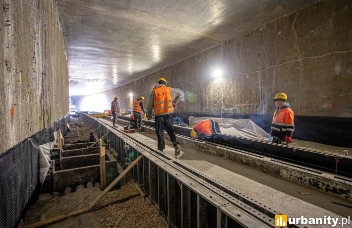 Pierwsze fragmenty płyty torowej w tunelu tramwajowym do Dw. Zachodniego, fot. Tramwaje Warszawskie