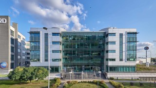 Metamorfoza biurowca przy jednej z kluczowych arterii komunikacyjnych Warszawy