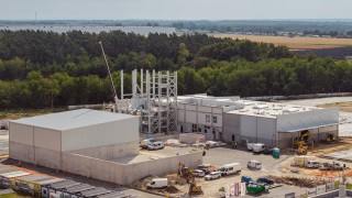 Fabryka za 100 mln zł z wieżą wyższą niż ratusz. Baumit buduje na południu Polski