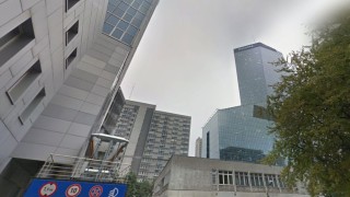 Na sprzedaż wystawiono działkę w centrum Warszawy między dwoma wieżowcami