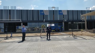 Zawieszenie wiechy na budowie Karuzeli Ełk