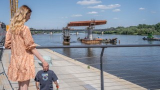 Trwa montaż konstrukcji ustroju nośnego nowego mostu na Wiśle