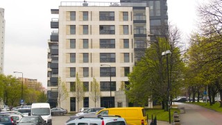 Regus wynajmuje biura w warszawskim apartamentowcu