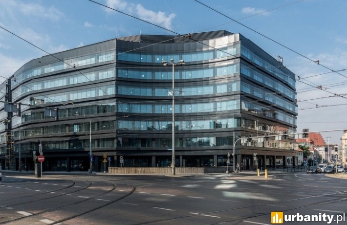 Biurowiec Dominikański mieści się w centrum miasta