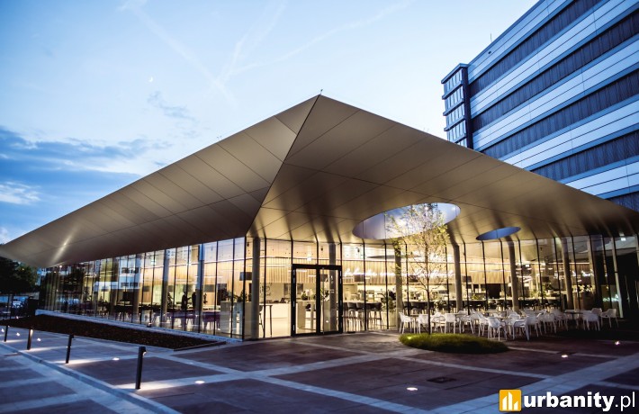 Restauracja przy budynku biurowym Kaufland