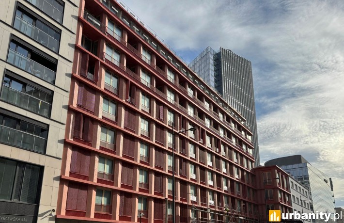 Odsłonięta frontowa elewacja na budynku Żelazna 54, fot. Matexi Polska