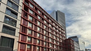 Odsłonięta frontowa elewacja na budynku Żelazna 54, fot. Matexi Polska