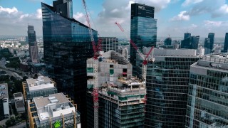 Nowy wieżowiec na Woli osiągnął docelową wysokość. 130-metrowy biurowiec wciśnięty między budynki