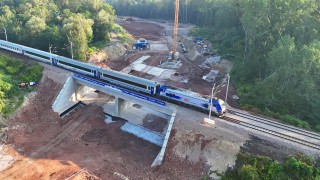 Najpierw zbudowali wiadukt obok torów, później przesunęli go o blisko 50 metrów. Niezwykła operacja na Śląsku