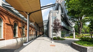 Biura w zrewitalizowanych budynkach przemysłowych XIX-wiecznej Fabryki Scheiblera w Łodzi