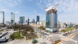 Jedyny biurowiec w Warszawie tuż nad skrzyżowaniem 2 linii metra osiąga docelową wysokość
