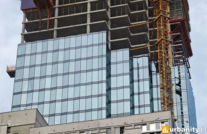Jedna z największych inwestycji biurowo-hotelowych w centrum Warszawy osiągnęła docelową wysokość ponad 130 metrów