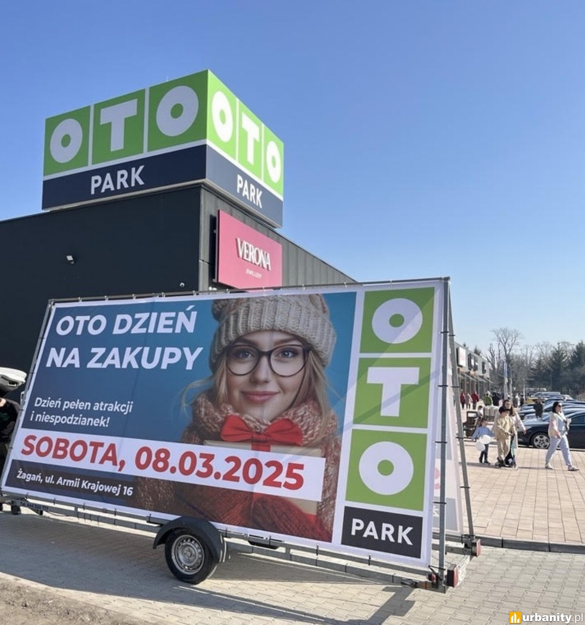 Żagań z parkiem handlowym z logo OTO Park. W budowie znajdują się kolejne inwestycje