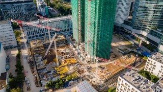 Rosną apartamentowce w sąsiedztwie dwóch wież w centrum Warszawy