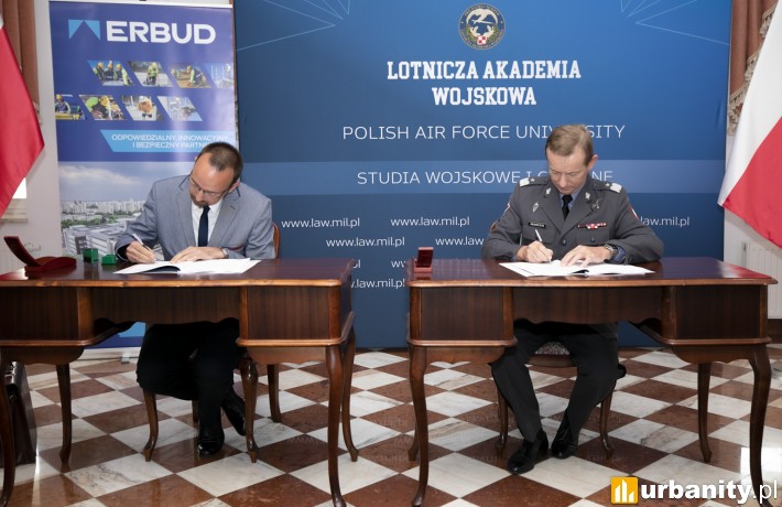 Podpisanie kontraktu na budowę budynku (fot. law.mil.pl)
