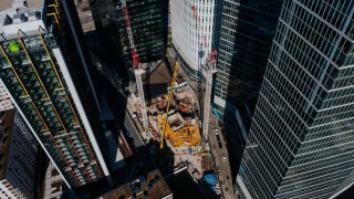 Rośnie 130-metrowy biurowiec w centrum Warszawy. Podium połączy go z innym wieżowcem